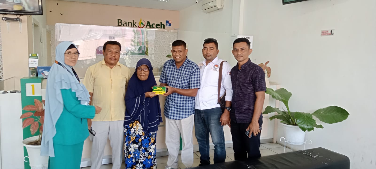 LSM KOMPAK dan YARA Aceh Membuka Donasi Untuk Nek Juraini.