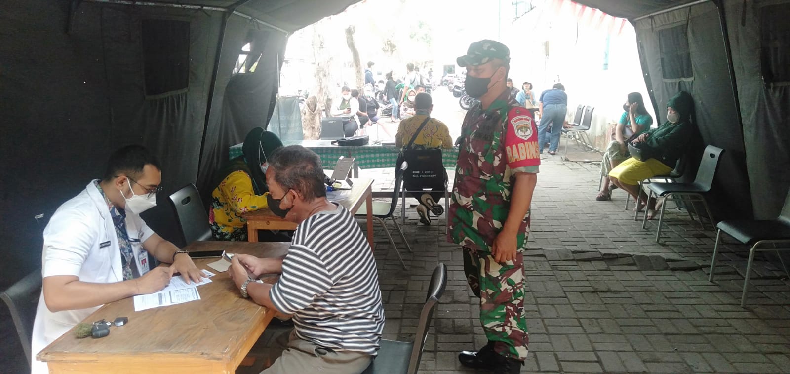 Serma Wadiknator Monitoring Serbuan Vaksin Koramil 01/Tamansari Kodim 0503/Jakarta Barat