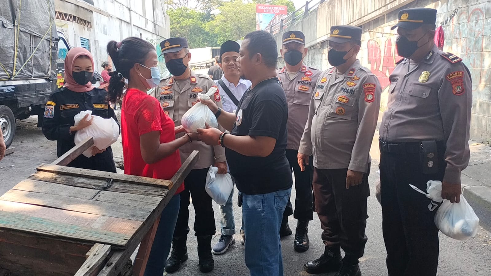 Polsek Tambora Gandeng Karang Taruna Berbagi Sembako Diwilayah Kelurahan Pekojan