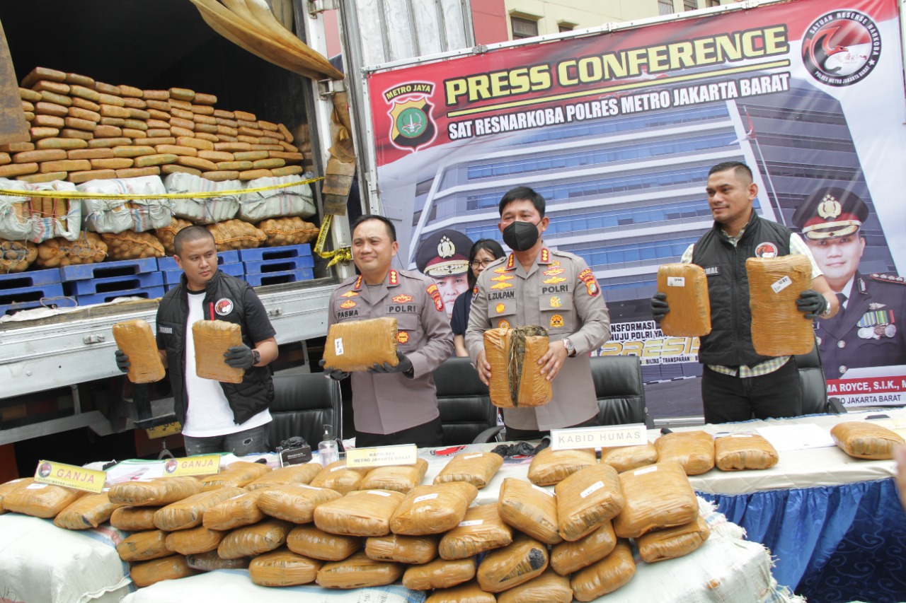 Polres Metro Jakarta Barat Berhasil Mengungkap Jaringan Peredaran Narkoba Jenis Ganja Seberat 304 KG Lintas Sumatra – Jawa