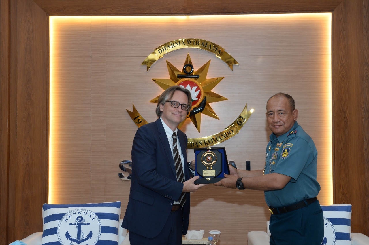 TNI ANGKATAN LAUT (SESKOAL) TERIMA DEKAN RSIS SINGAPORE PROF. RALF EMMERS