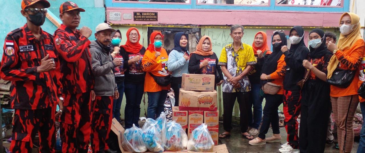 Srikandi Pemuda Pancasila Kota Palembang Berikan Bantuan Korban Kebakaran Kelurahan Tuan Kentang