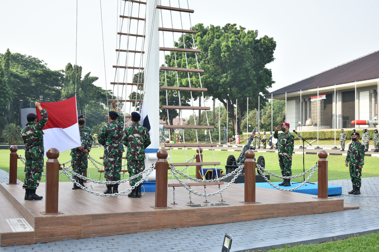 TNI ANGKATAN LAUT, SESKOAL MELAKSANAKAN UPACARA BENDERA HARI SENIN DILAPANGAN APEL LAUT JAWA