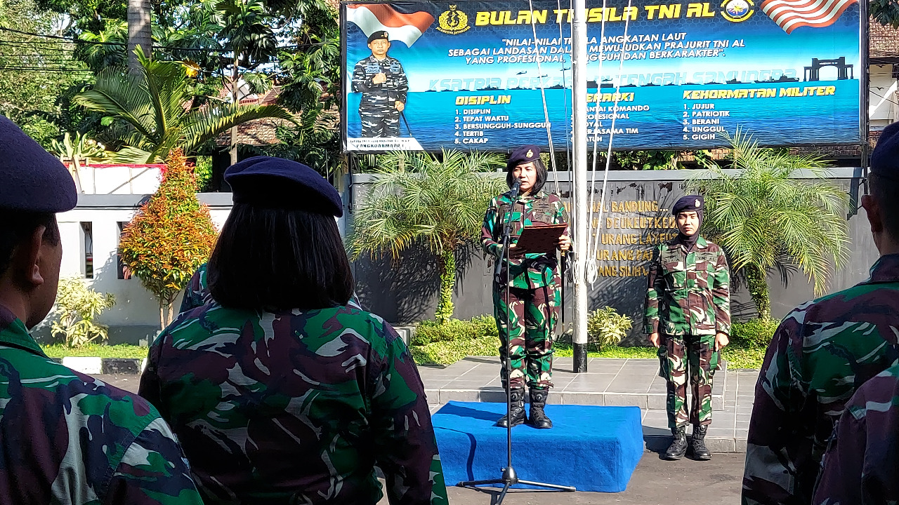 Komandan Lanal Bandung Pimpin Upacara Bendera dan Jam Komandan di Mako Lanal Bandung