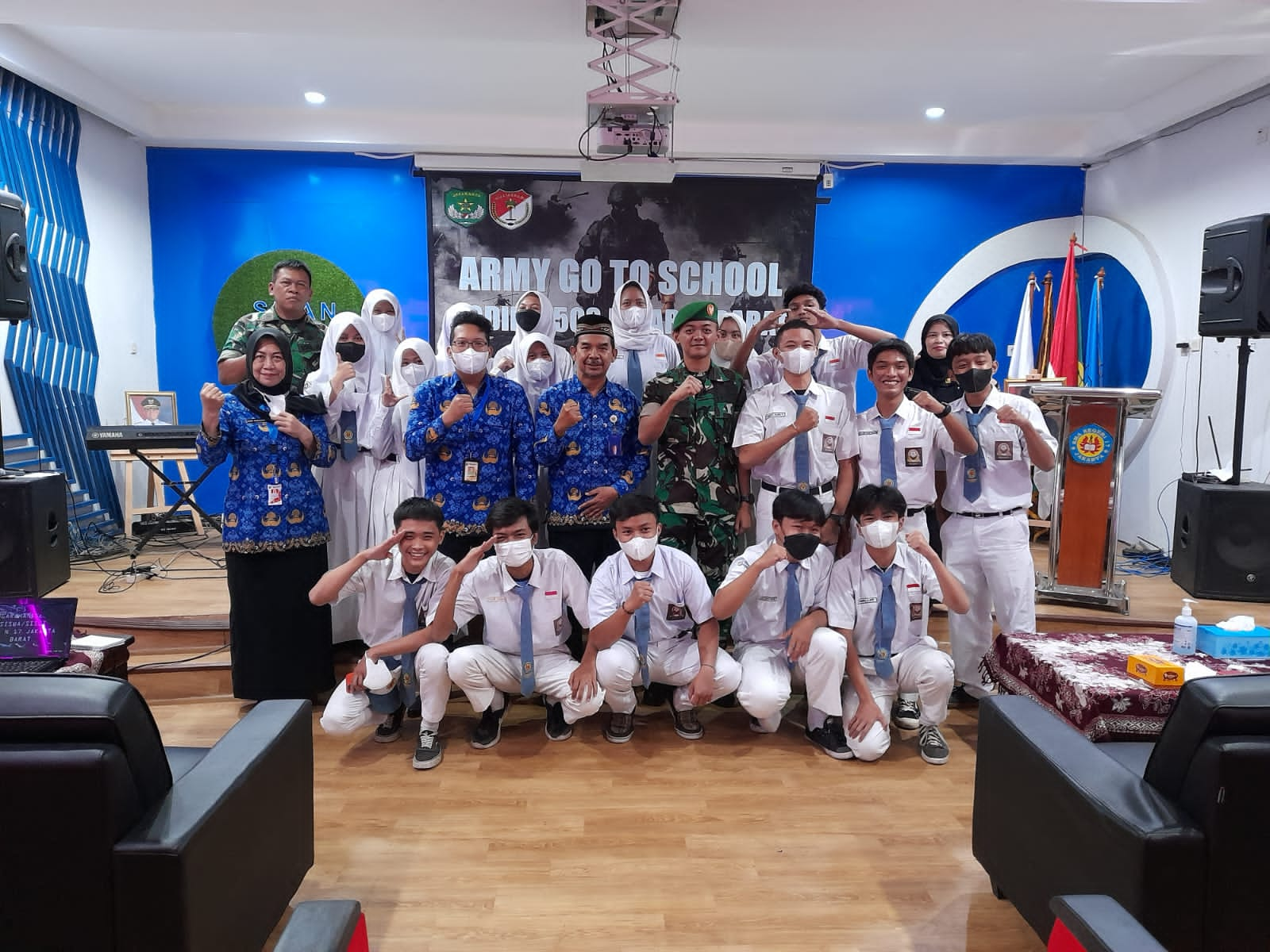 Danramil 01/Tamansari Hadiri Giat Army Go To Schol di SMAN 17 Jakarta