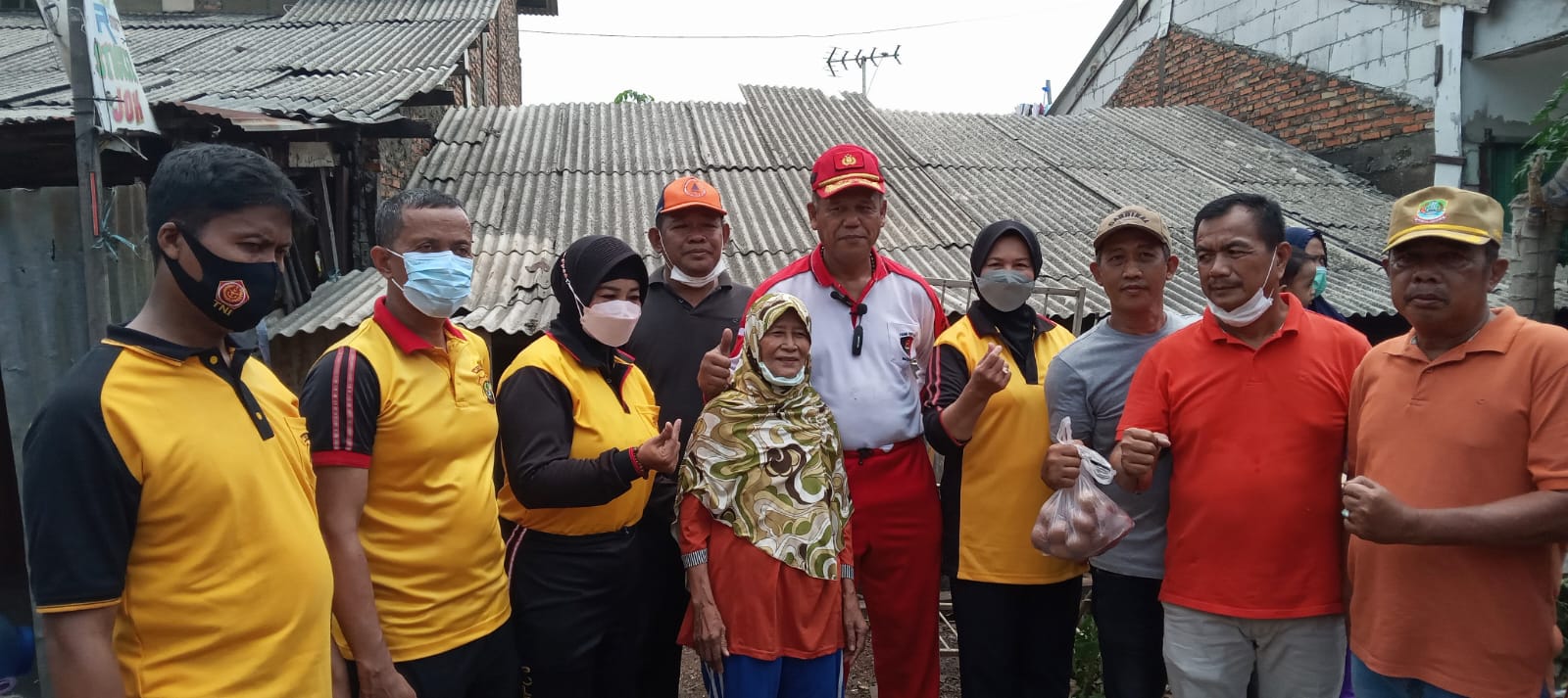 Kapolsek Bekasi Kota Bantu Bersihkan Rumah Warga yang Tak Layak Huni