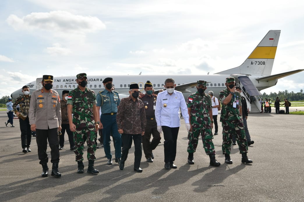 Danlantamal XII Sambut Wapres RI di Bandara Lanud Supadio