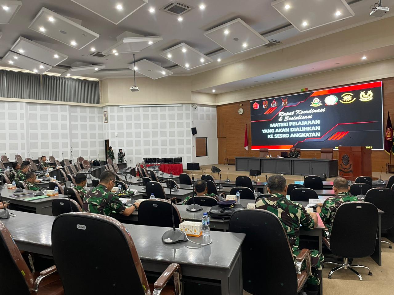 KOMANDAN SESKOAL MENGHADIRI RAPAT KOORDINASI DAN SOSIALISASI MATERI PELAJARAN DIKREG SESKO ANGKATAN DAN DIKREG SESKO TNI DI BANDUNG.