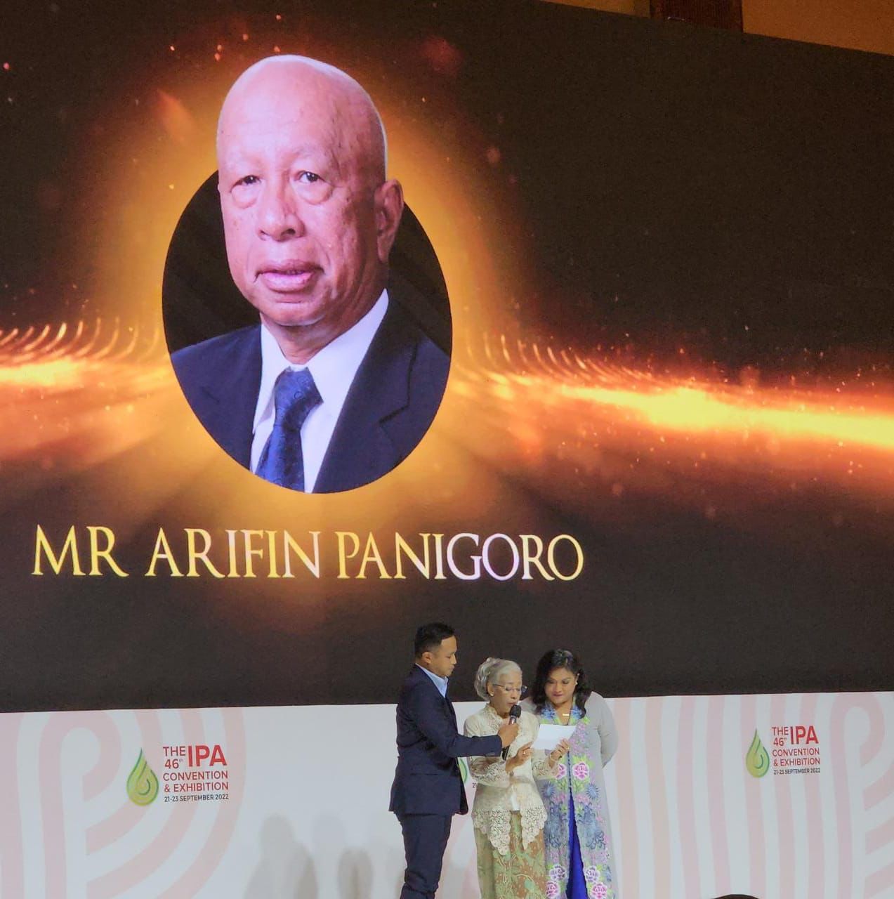 ALMARHUM BAPAK ARIFIN PANIGORO TERIMA* *‘LIFETIME ACHIEVEMENT AWARD’ DARI IPA.