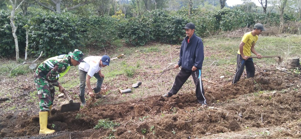 Wujudkan Ketahanan Pangan, Babinsa Koramil 02/Bebesen Dampingi Kelompok Tani Dalam Pengelolahan Lahan Di Tapak Moge