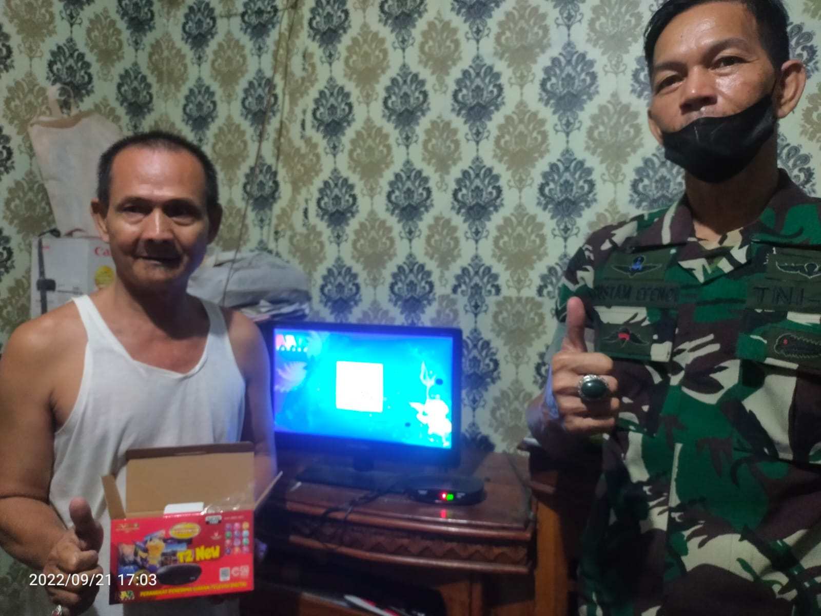 Peran Babinsa Koramil 01/Jatinegara Bersama Vendor Kominfo Salurkan Bantuan Set Top Box