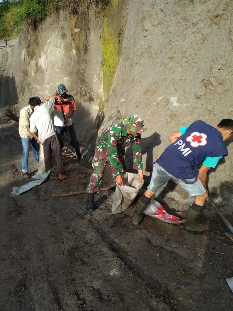 Kekompakan TNI bersama warga Merapikan Jalan Desa Bersama masyarakat