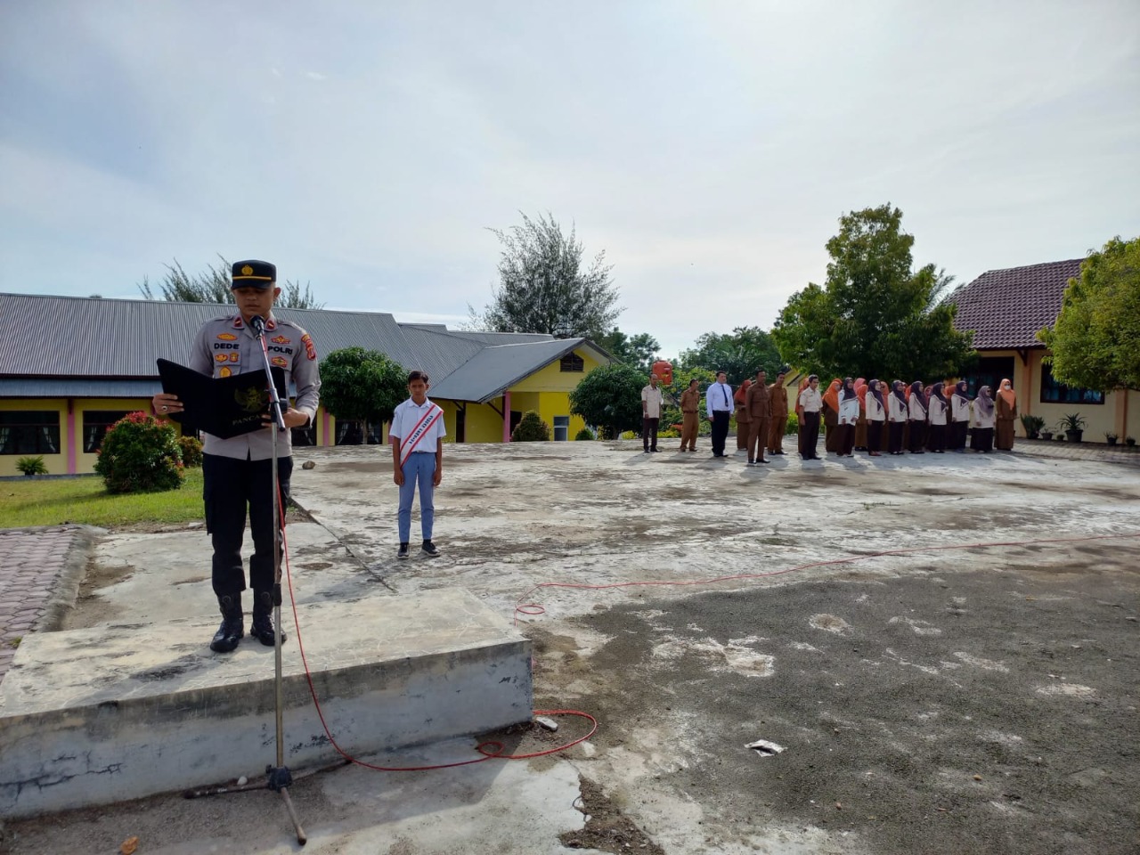 Jadi Pembina Upacara di SMKN 1 Peureulak, Ini Pesan Kapolsek Peureulak Barat.