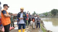 Tinjau Banjir Pameungpeuk, Wagub Jabar Salurkan Bantuan