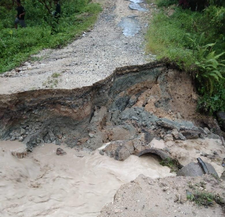 Akibat Diguyur Hujan Dengan Intensitas Tinggi Akses Jalan Di Kampung Wih Ni Durin Terputus Total