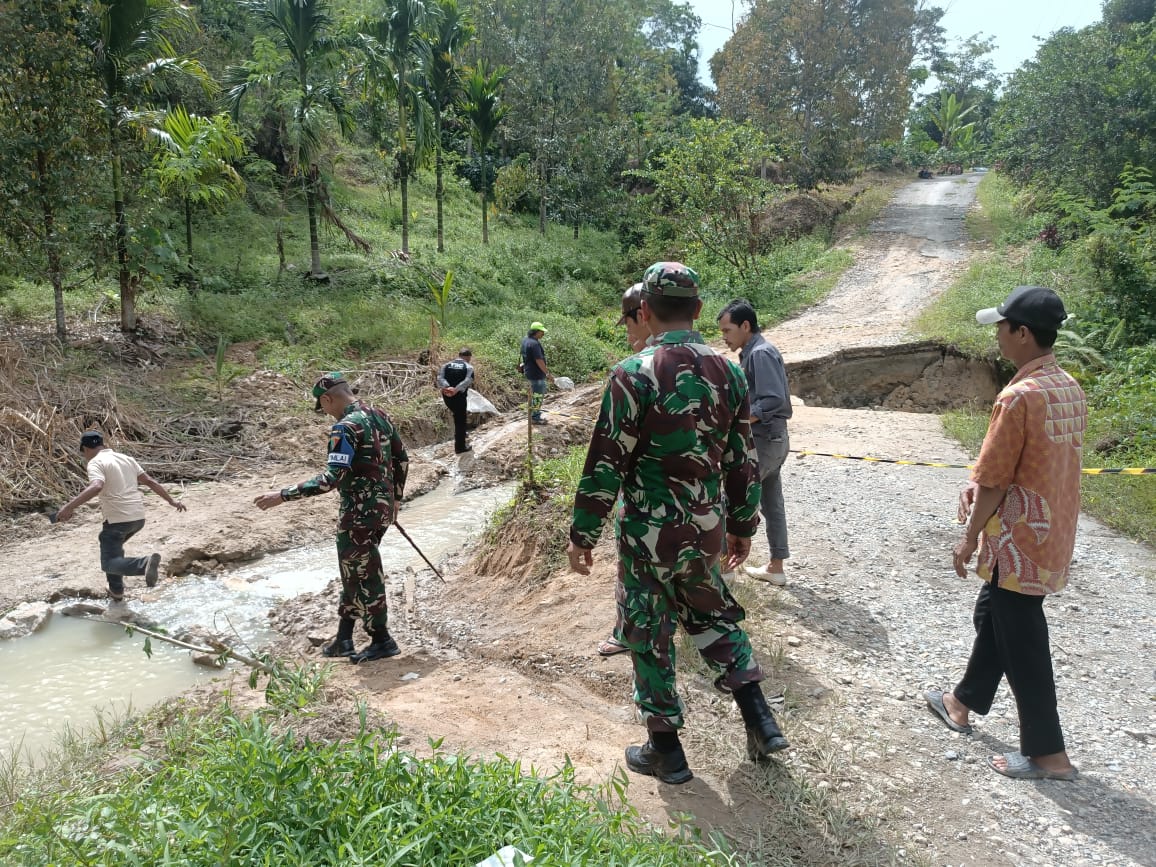 Dandim Bersama Pemda Tinjau Langsung Akses Jalan Terputus Akibat Banjir.