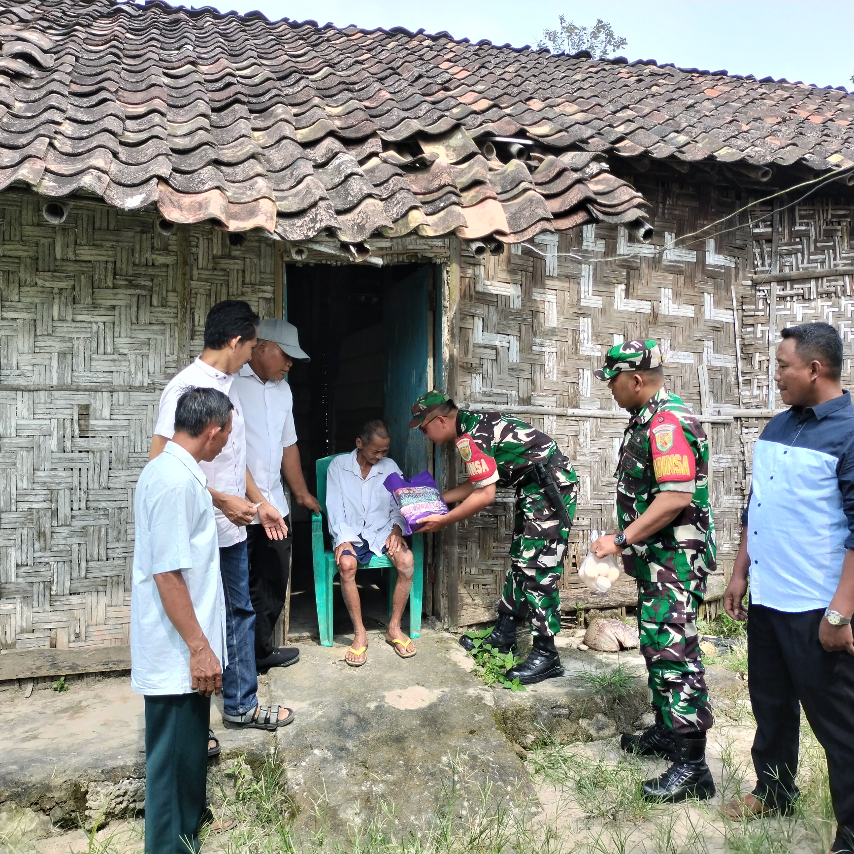 Menyambut HUT TNI Ke-77 KODIM 0421/LAMSEL, KORAMIL 421-09/TJ. Bintang Melaksanakan Bansos