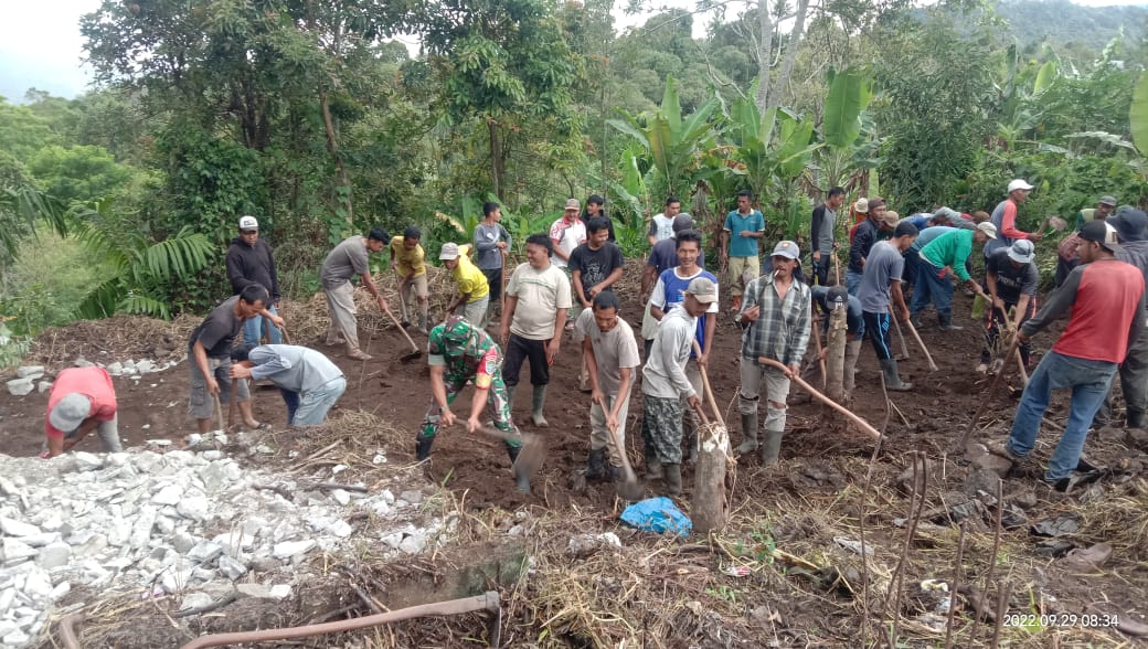 Babinsa Koramil 05/Timang Gajah Dukung Pembangunan Balai Pengajian dan MCK.