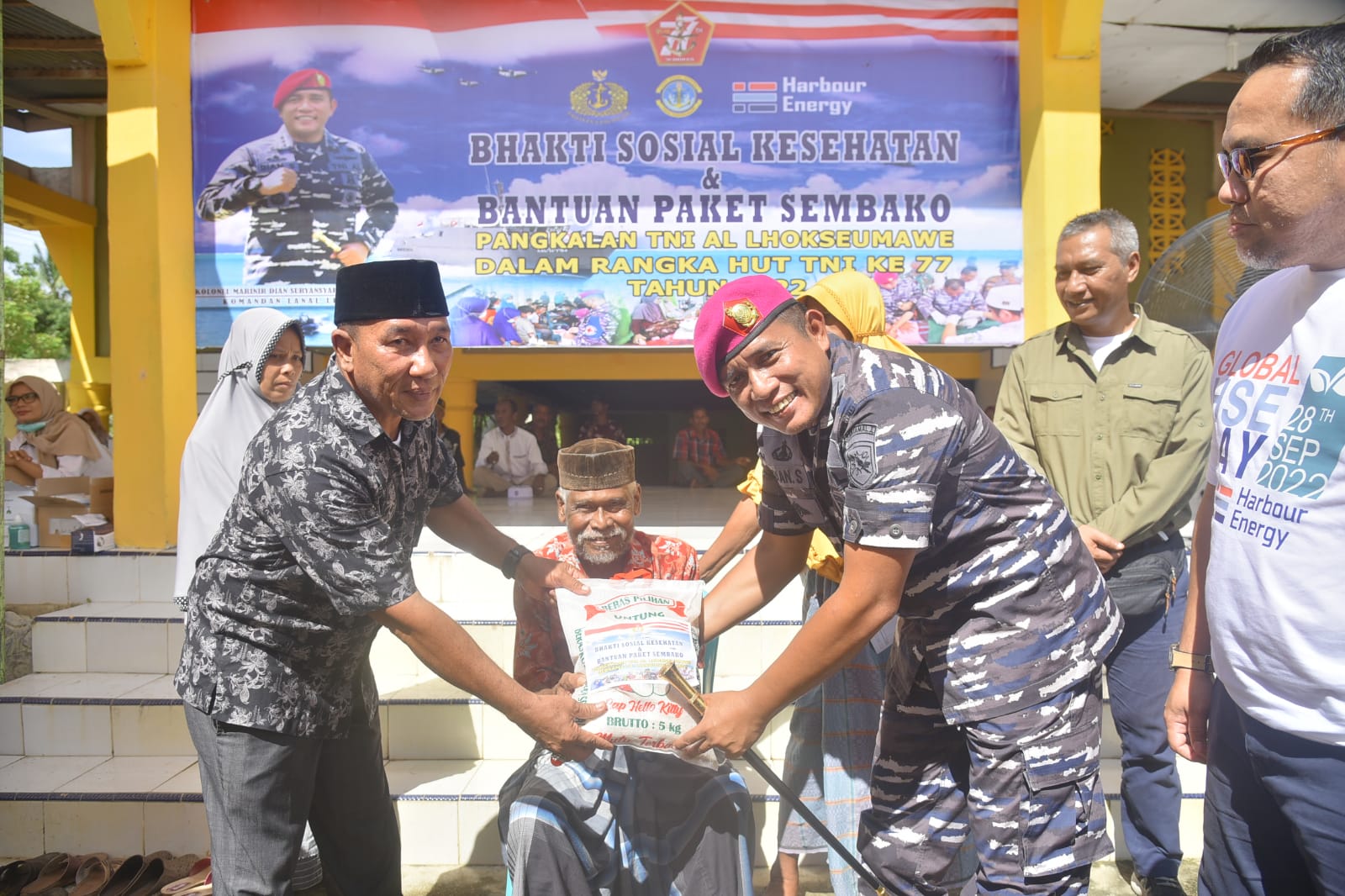 Peringati HUT Ke-77 TNI, Pangkalan TNI AL Lhokseumawe Laksanakan Bhakti Sosial Kesehatan dan Pemberian Bantuan Paket Sembako