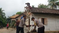 Pasca Kebakaran Rumah Warga, Polsek Buay Bahuga Gotong Royong Sekaligus Beri Bansos