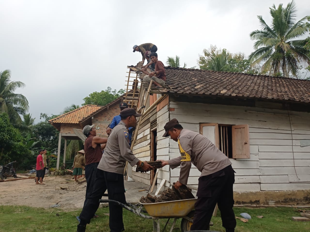 Pasca Kebakaran Rumah Warga, Polsek Buay Bahuga Gotong Royong Sekaligus Beri Bansos