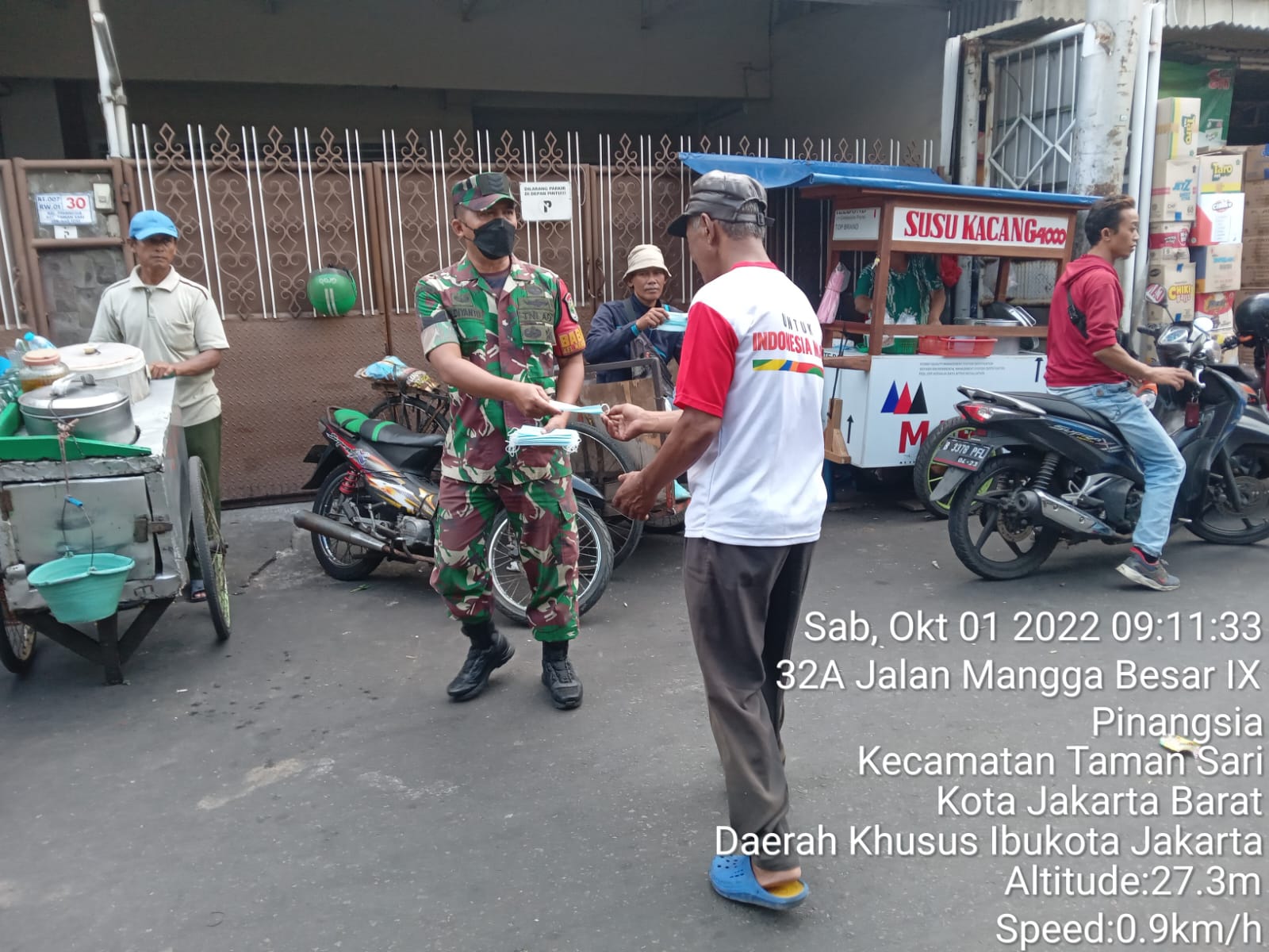 PPKM, Babinsa Serka Rudiyanto Bagikan 100 Pcs