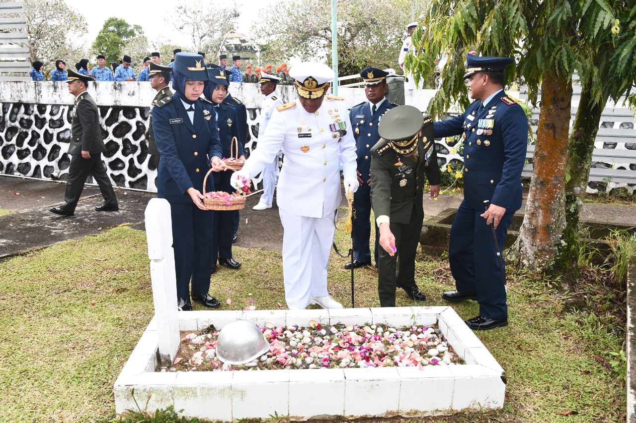 HUT Ke-77 TNI, Danlantamal XII Pimpin Ziarah Nasional Di TMP Dharma Patria Jaya