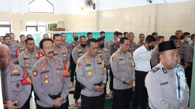 Polresta Cirebon Gelar Salat Gaib dan Doa Bersama untuk Korban Tragedi Stadion Kanjuruhan