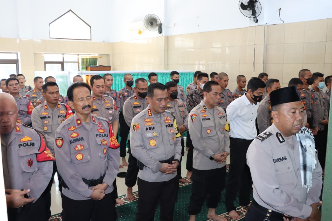 Polresta Cirebon Gelar Salat Gaib dan Doa Bersama untuk Korban Tragedi Stadion Kanjuruhan