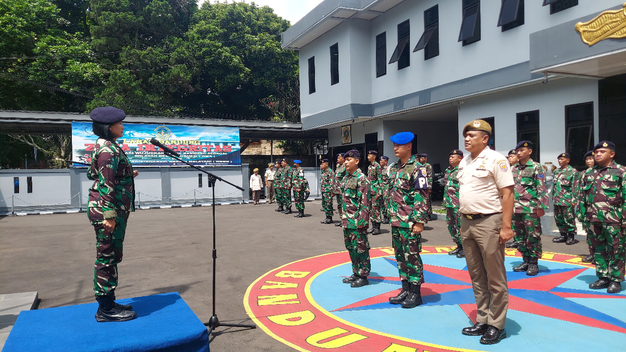 Danlanal Bandung Pimpin Acara Pelaporan Kenaikan Pangkat Bintara dan Tamtama serta PNS Lanal Bandung Periode 1 Oktober 2022