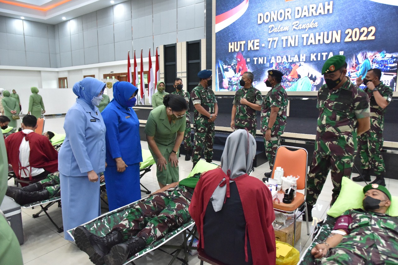 Peringati HUT Ke-77 TNI, Danlantamal XII Hadiri Bakti Sosial Donor Darah Gabungan TNI