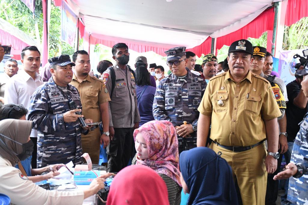 TNI AL Lanal TBA Sambut HUT TNI Ke-77 Dengan Karya Bakti dan Bakti Sosial di Kampung Bahari Silo Bonto