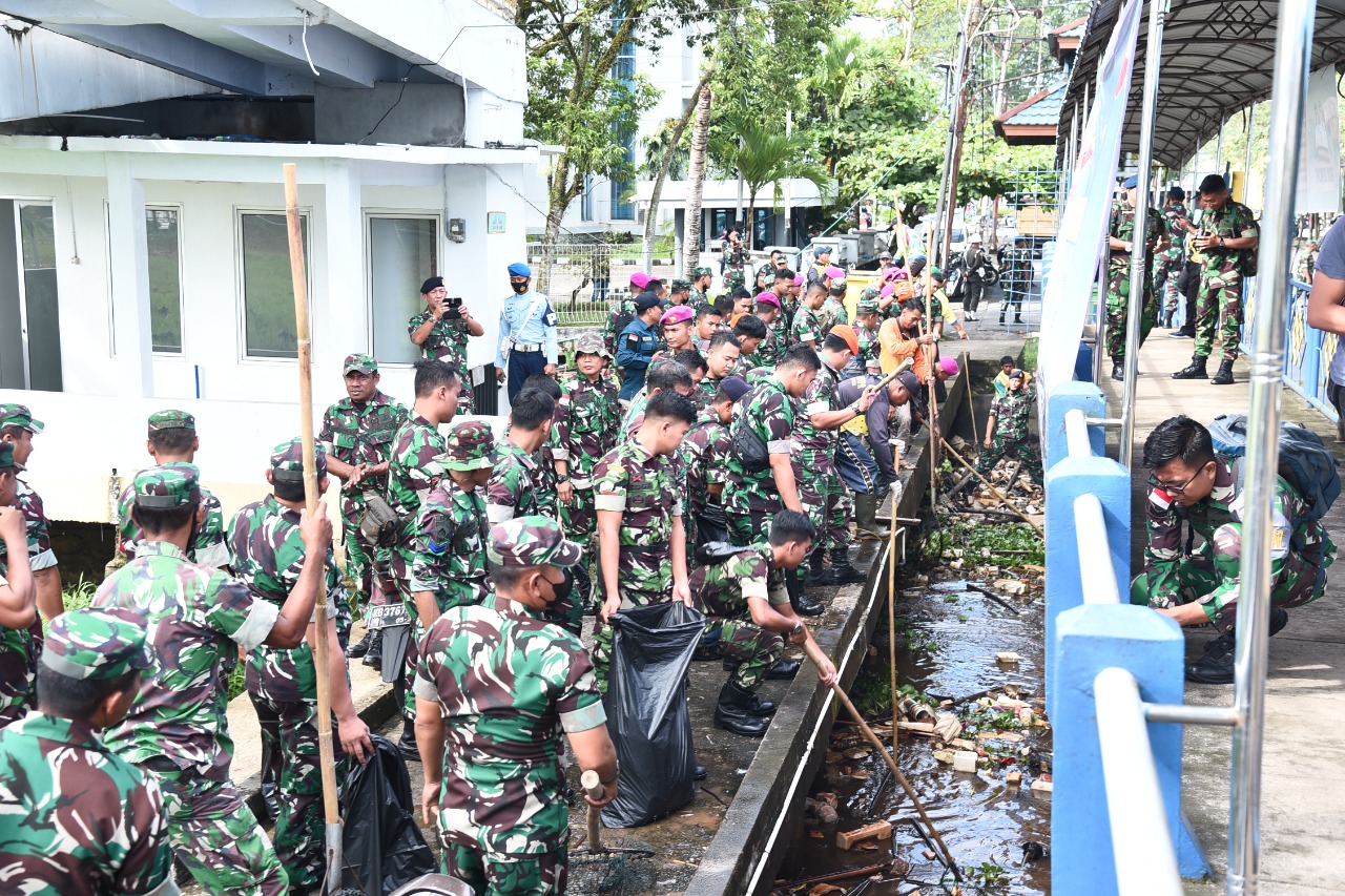 Sambut HUT Ke-77 TNI, Prajurit TNI Di Pontianak Laksanakan Karya Bhakti Bersih-bersih Sungai Kapuas