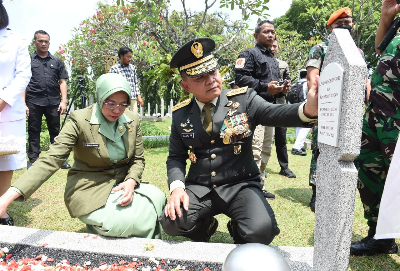 Kasad Ziarah ke Makam Tokoh Nasional