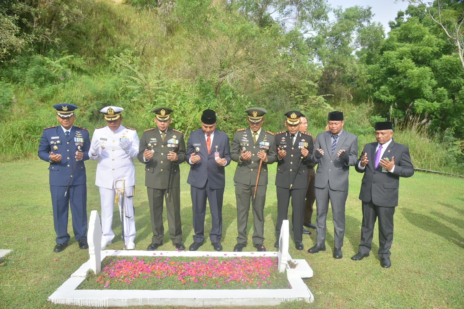 Komandan Lanal Lhokseumawe Hadiri Upacara Ziarah Nasional dan Tabur Bunga di Taman Makam Pahlawan