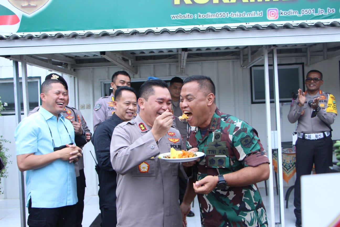 KAPOLDA METRO JAYA BERI SURPRISE KEPADA PANGDAM JAYA DI HARI ULANG TAHUN TNI KE-77