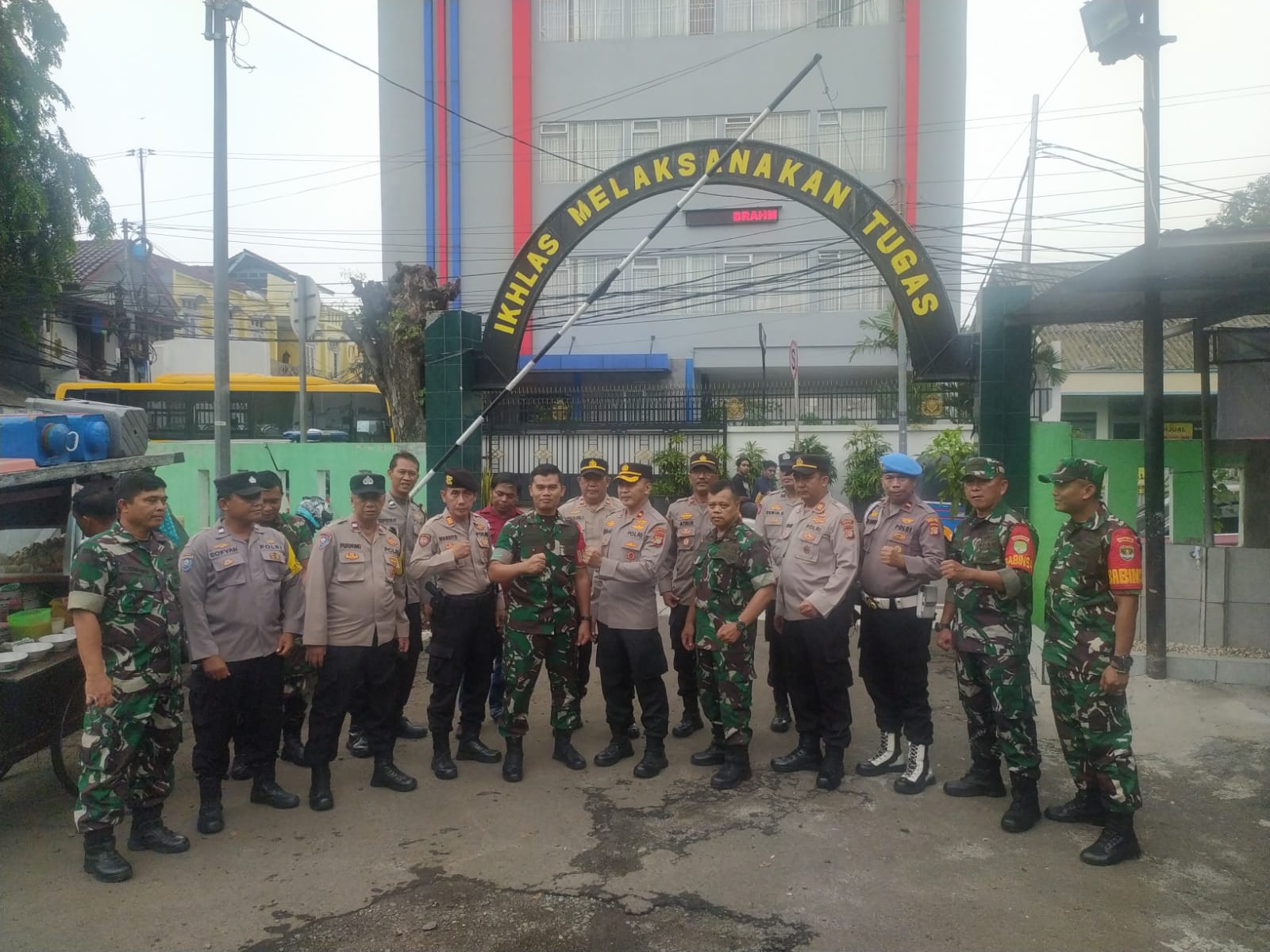 Kapolsek Matraman Sambangi Koramil Berikan Tumpeng dan Ucapan HUT TNI ke 77