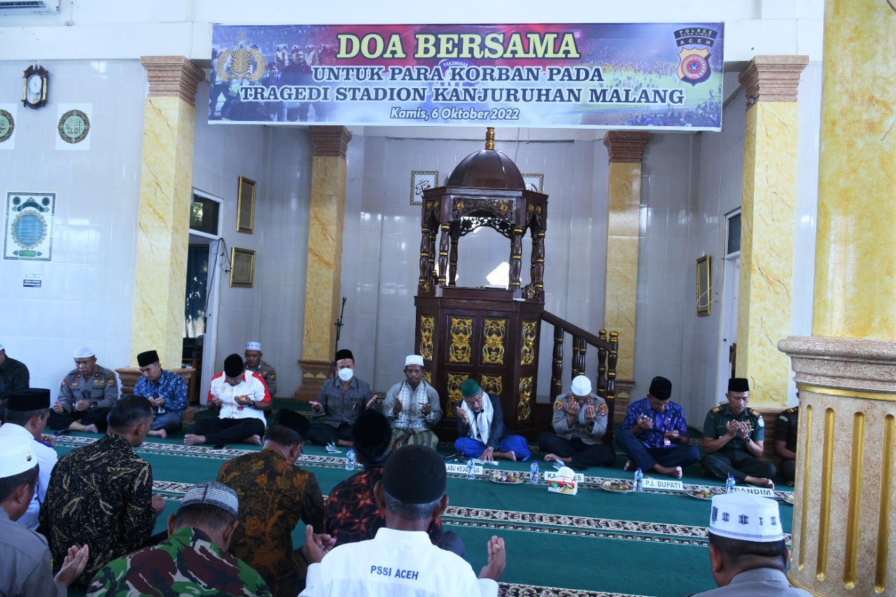 Polres Aceh Timur Gelar Do’a Bersama Untuk Korban Tragedi Stadion Kanjuruhan Malang.