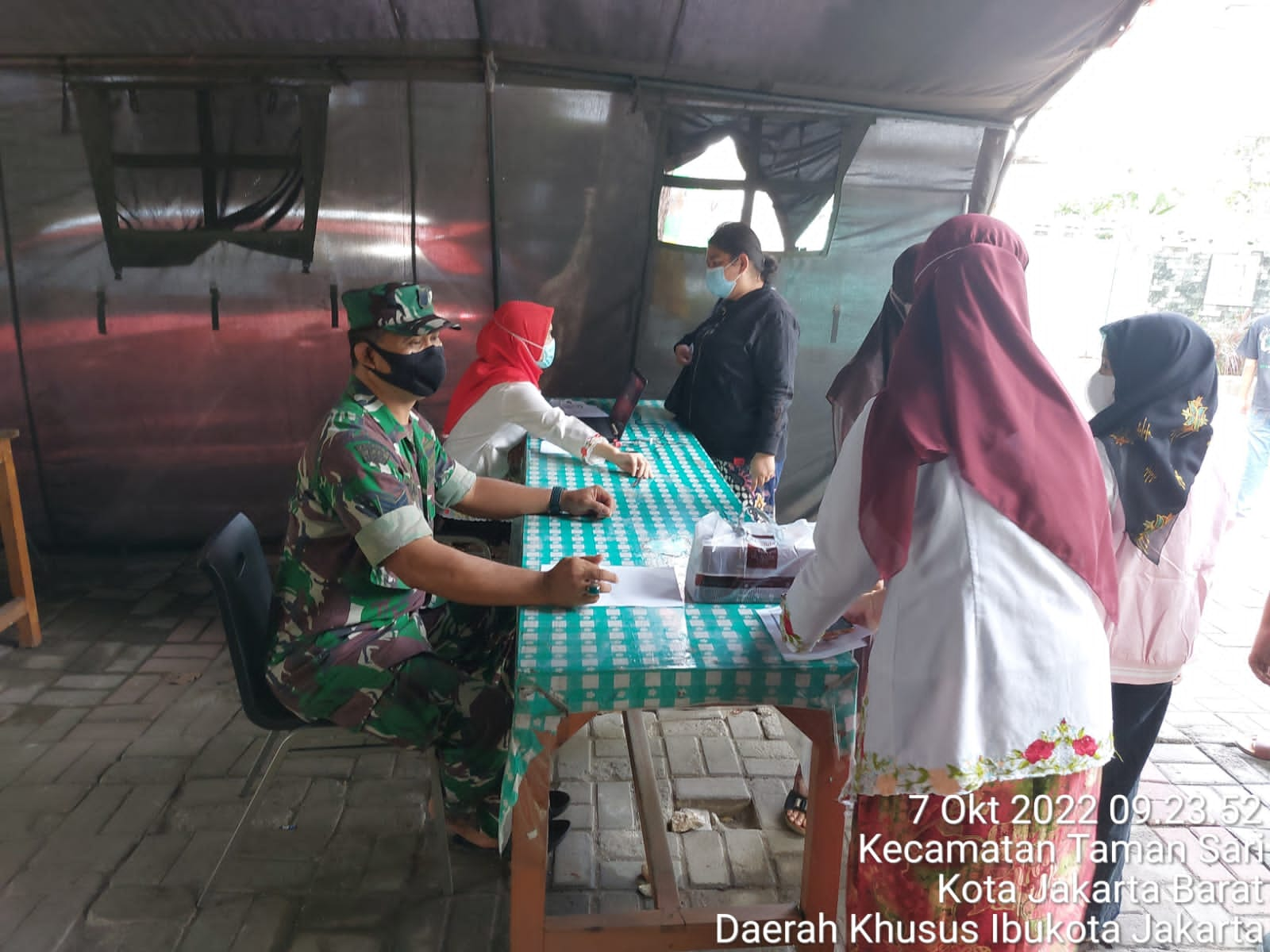 Babinsa Serka Mukoddas Monitoring Giat Serbuan Vaksinasi Koramil 01/Tamansari