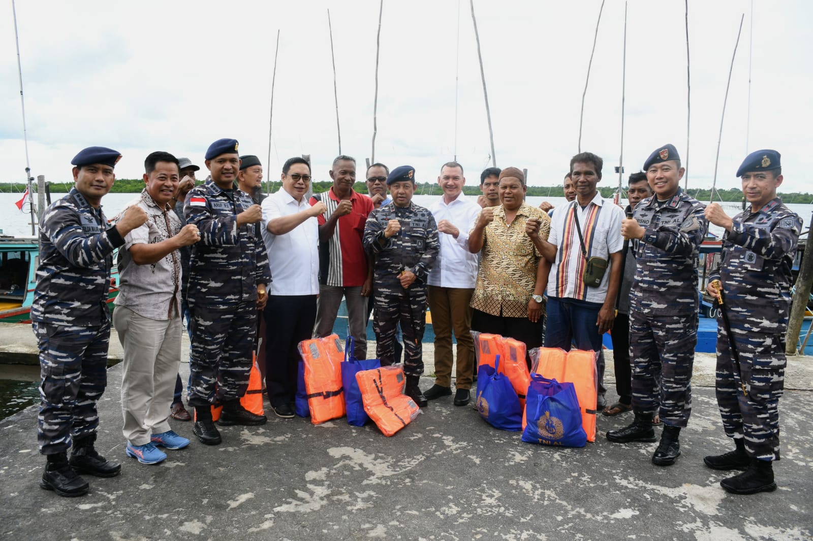 KOARMADA I GELAR KEGIATAN BAKTI KESEHATAN, BAKTI SOSIAL, SOSIALISASI HUKUM DAN PENDIDIKAN DI WILAYAH PERBATASAN NATUNA