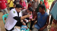 Urkes Polres Aceh Timur Beri Layanan Kesehatan Gratis Kepada Masyarakat Terdampak Banjir di Pantee Bidari