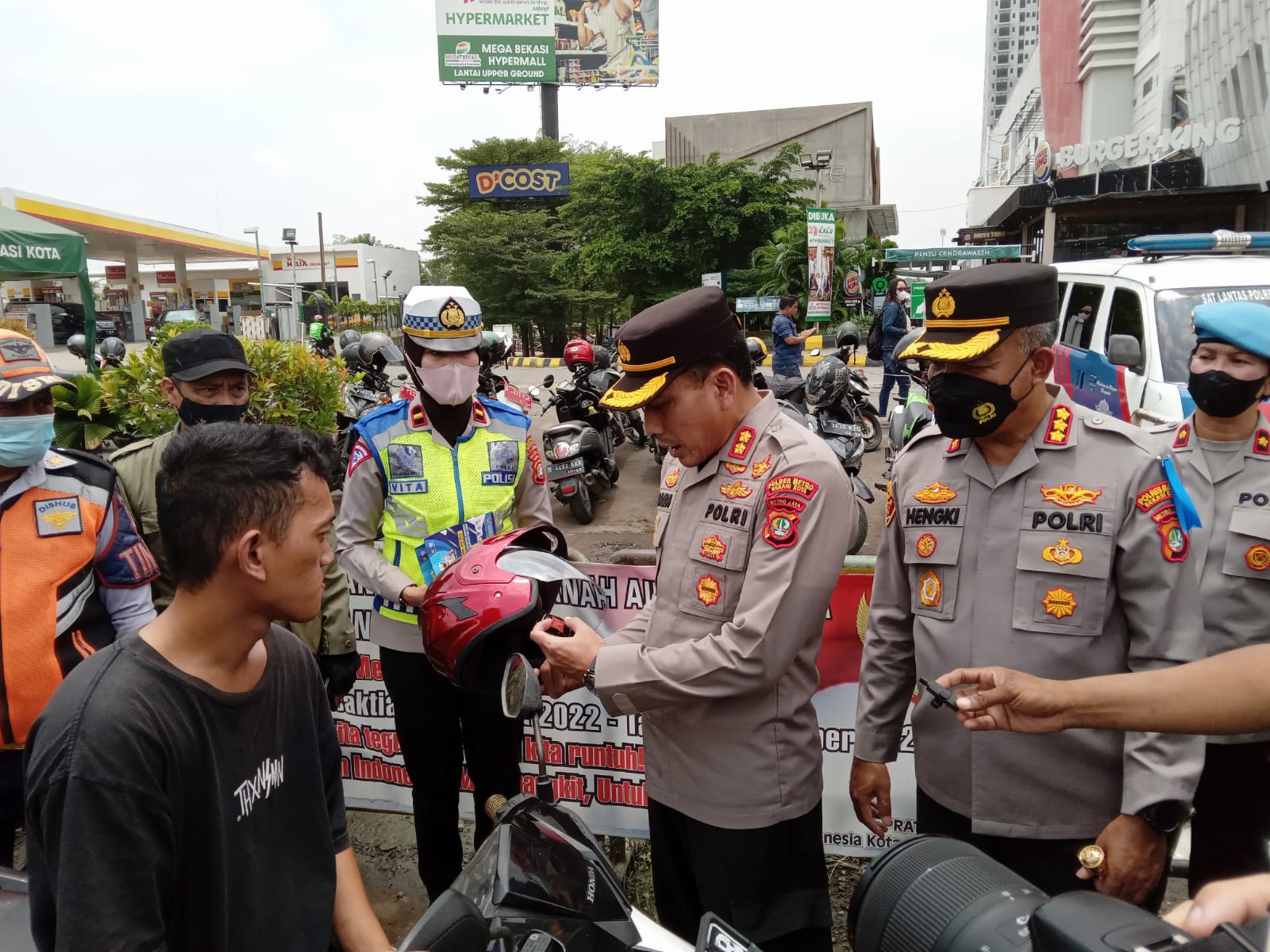 Gelar Operasi Zebra 2022 di Kota Bekasi, Kapolres Kombes Hengki bagikan helm bagi Pengendara Sepeda Motor