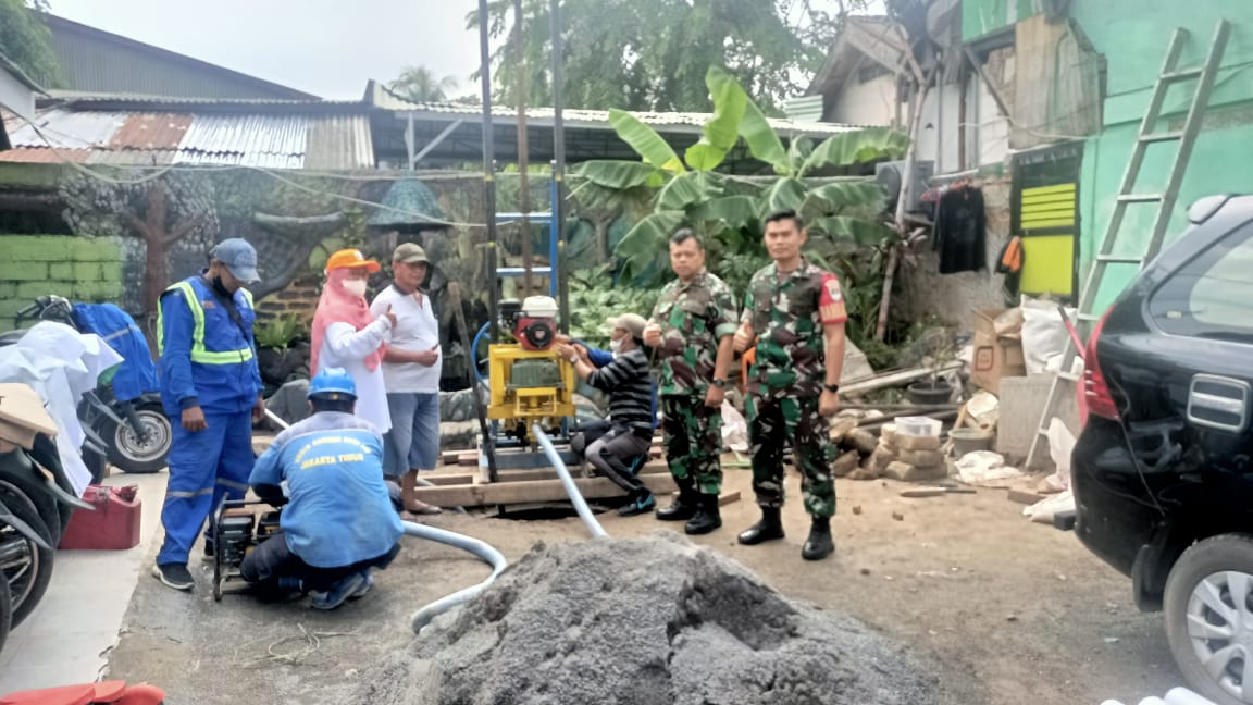 Pencegahan Meluapnya Air, Koramil 02/Matraman Bersama Dinas SDA Buat Sumur Resapan Air