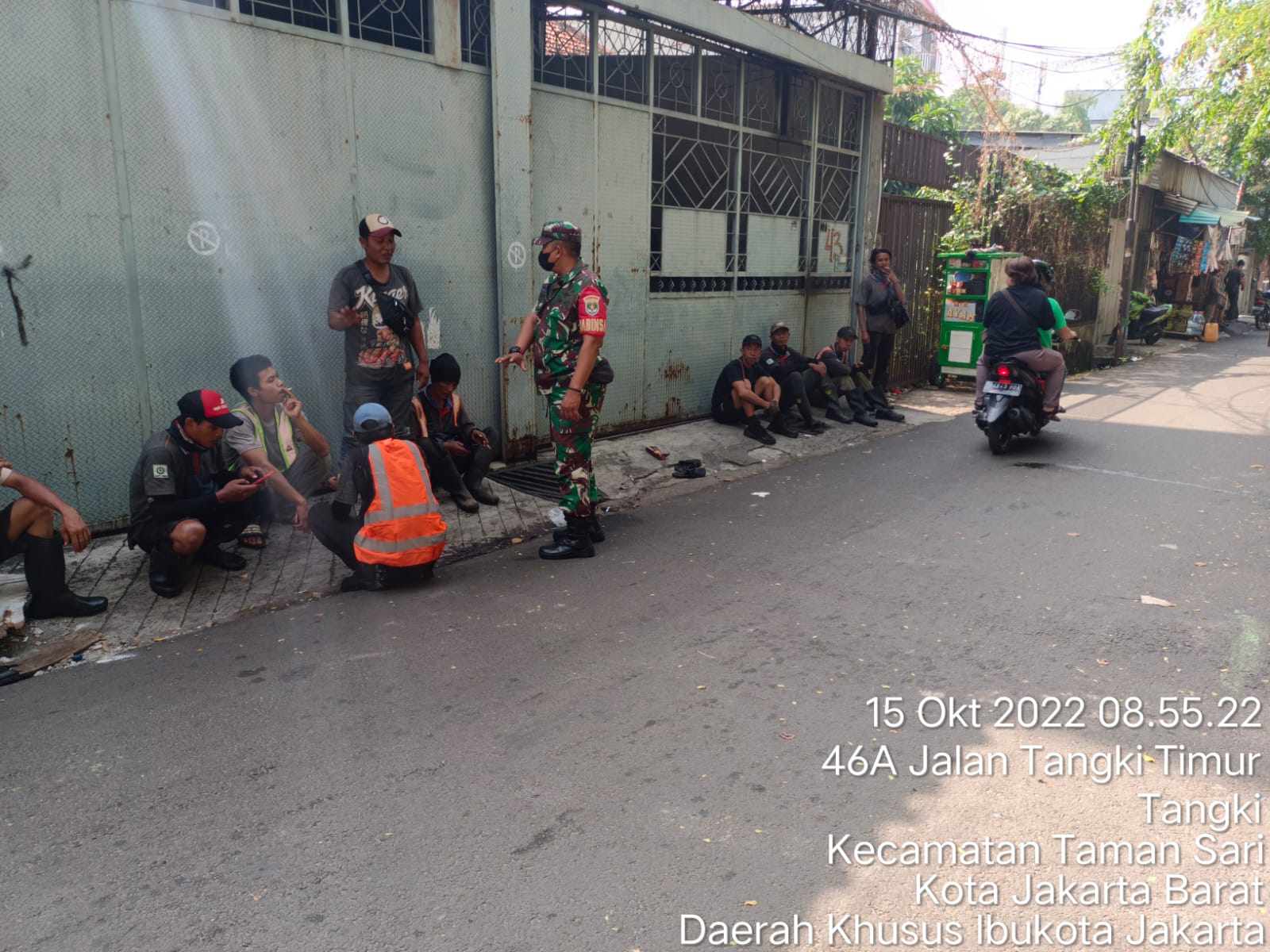 Babinsa Koramil 01/Tamansari Komsos dan Pantau Pekerjaan Saluran Air