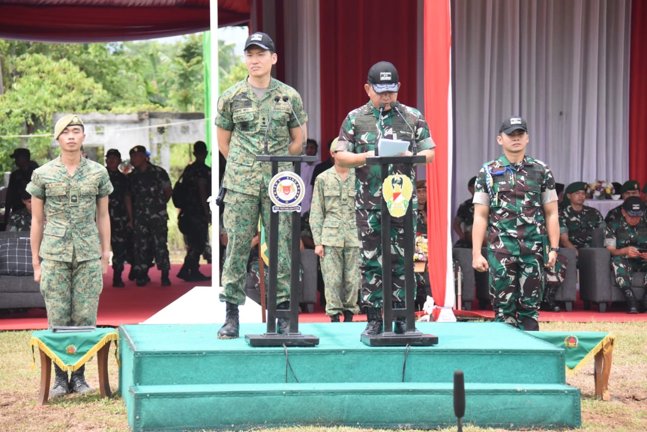 Kasad dan Chief Of Singapura Army Resmi Menutup Latma Safkar Indopura-34/2022