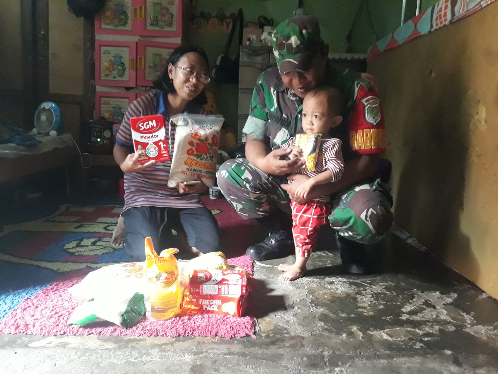 Perkembangan Pertumbuhan Kondisi Anak Stunting, Babinsa Koramil 02/Matraman Berikan Bantuan Sembako