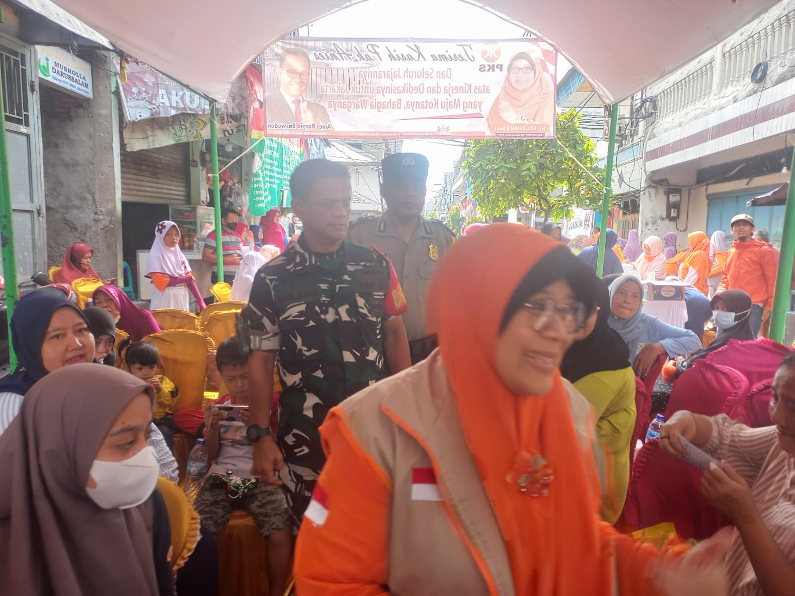 Pastikan Kegiatan Berjalan Kondusif,Serda A.Kadar dan Serda Candra Monitoring Giat Bakti Sosial Anggota DPRD DKI Jakarta