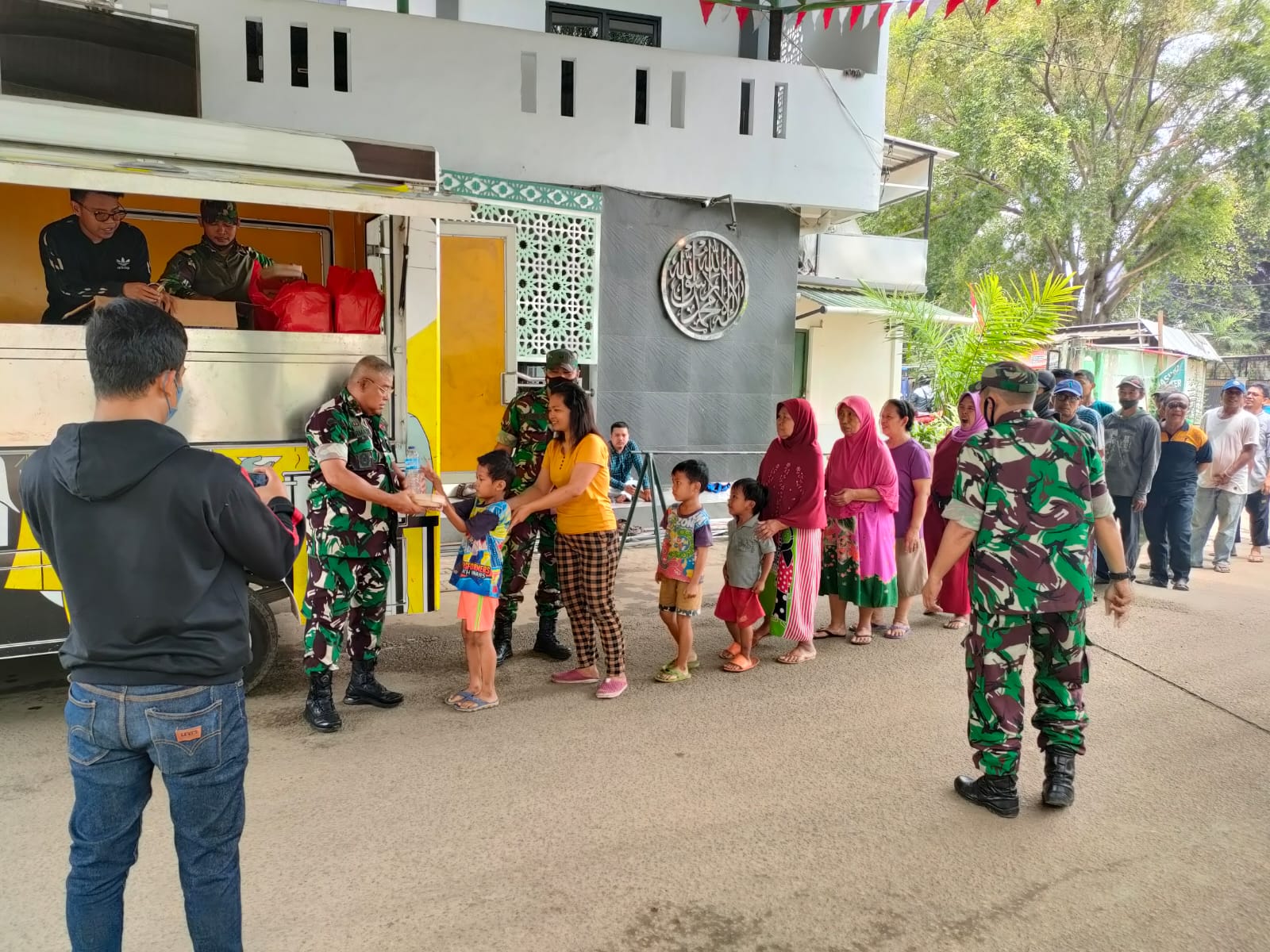 Koramil 01/Jatinegara Bagikan Nasi Siap Saji 400 Box Gratis di Wilayah Binaan teritorial