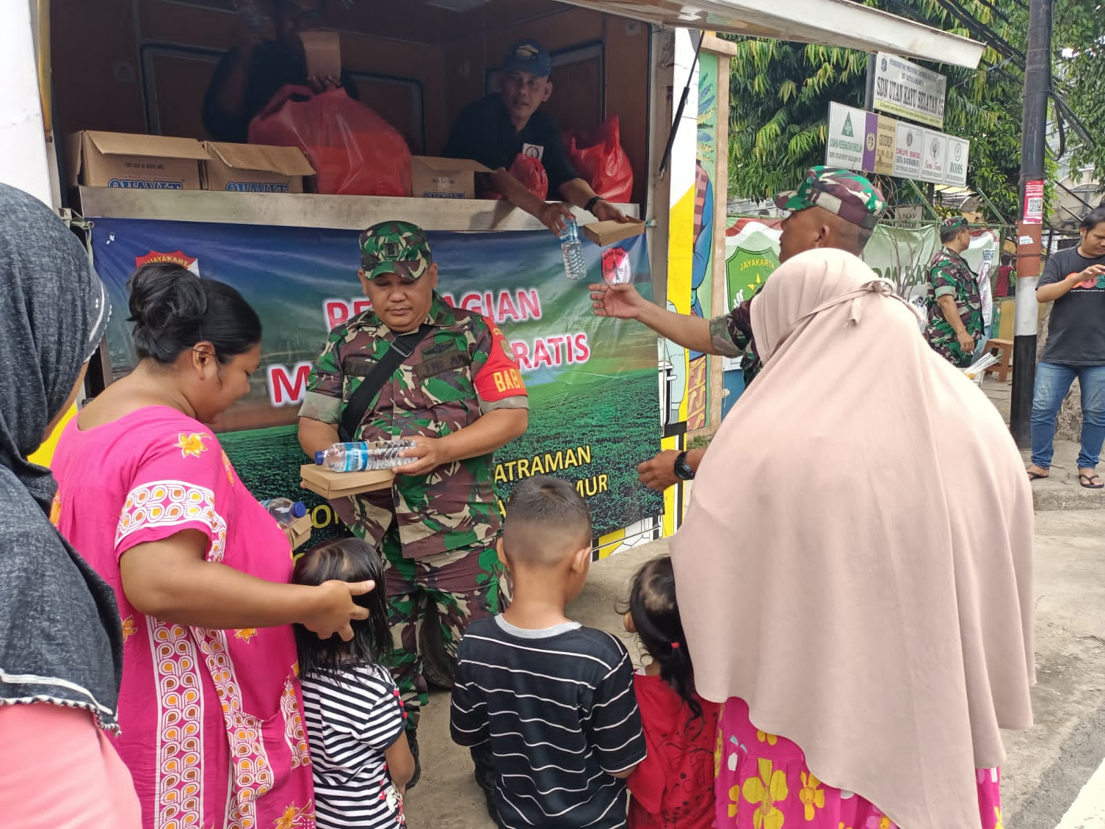 Peduli Warga, Koramil 02/Matraman Bagikan 400 Box Nasi Siap Saji Gratis