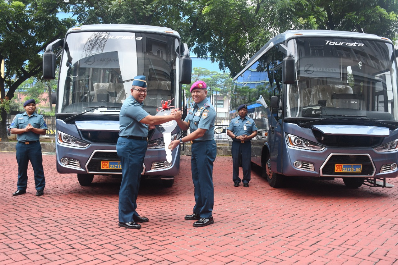 DINAS ANGKUTAN LANTAMAL III PERKUAT ARMADANYA DENGAN DUA UNIT BUS TNI AL